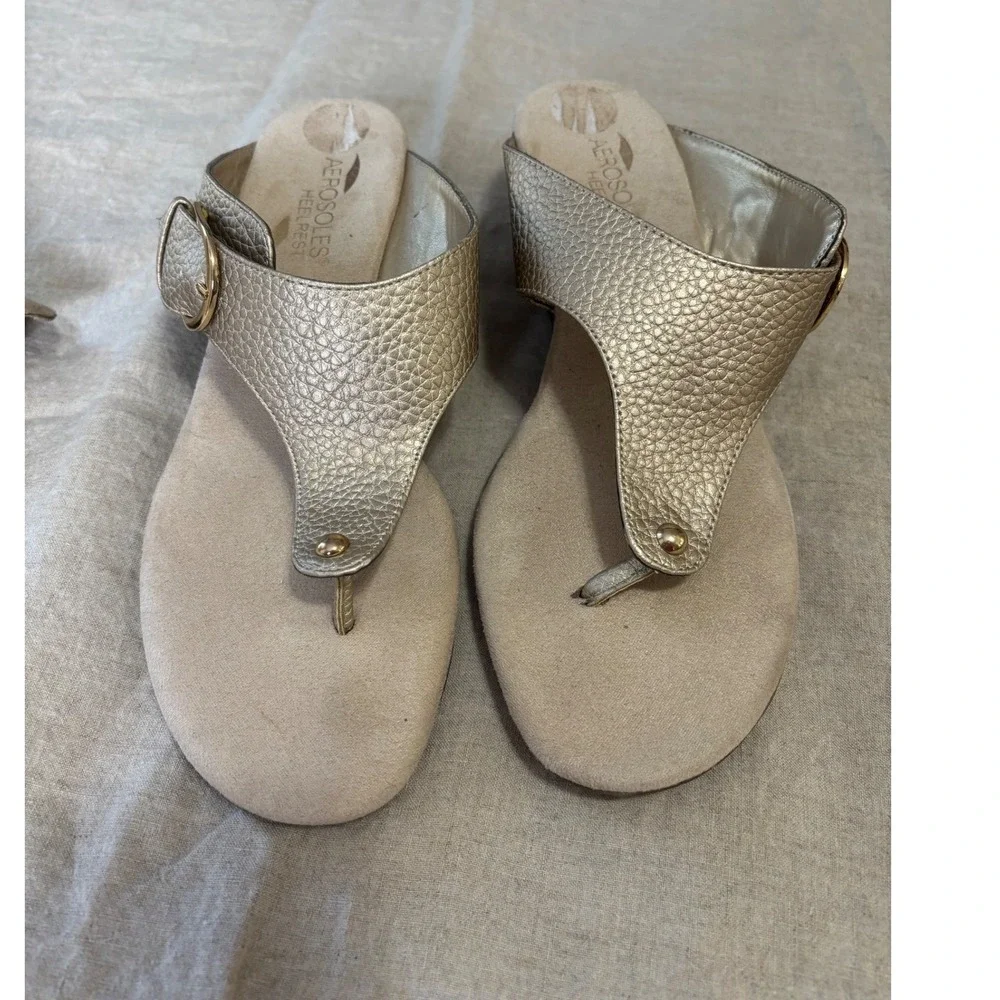 Aerosoles Thong Wedge Heel Sandals 8.5 Gold Metallic Slip On Comfort